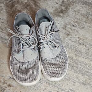 BOYS JORDAN SHOES SIZE 5.5Y